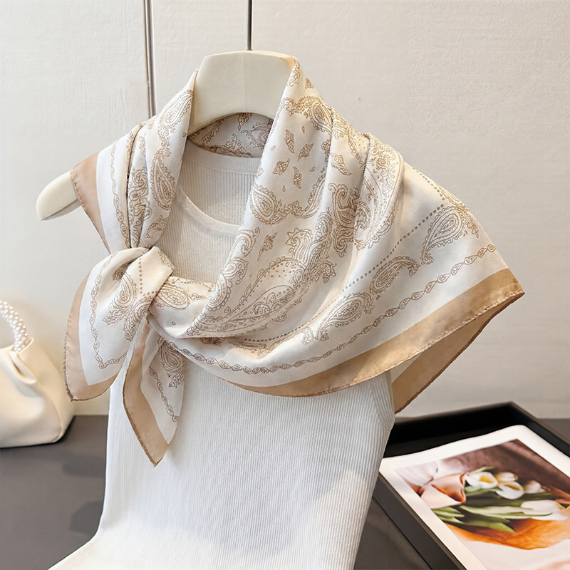 Vintage beige paisley print vi - Ascot Neck Scarf recensie en prijs